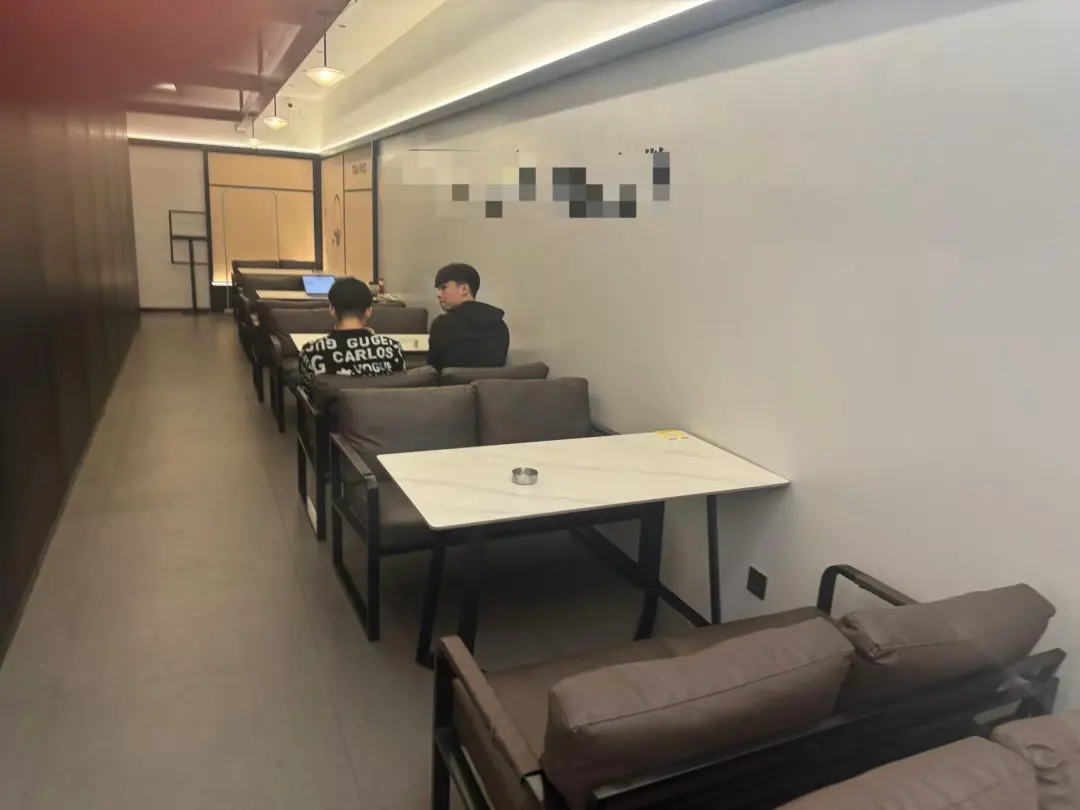 在小镇，支持俄罗斯的奶茶店老板要破产了