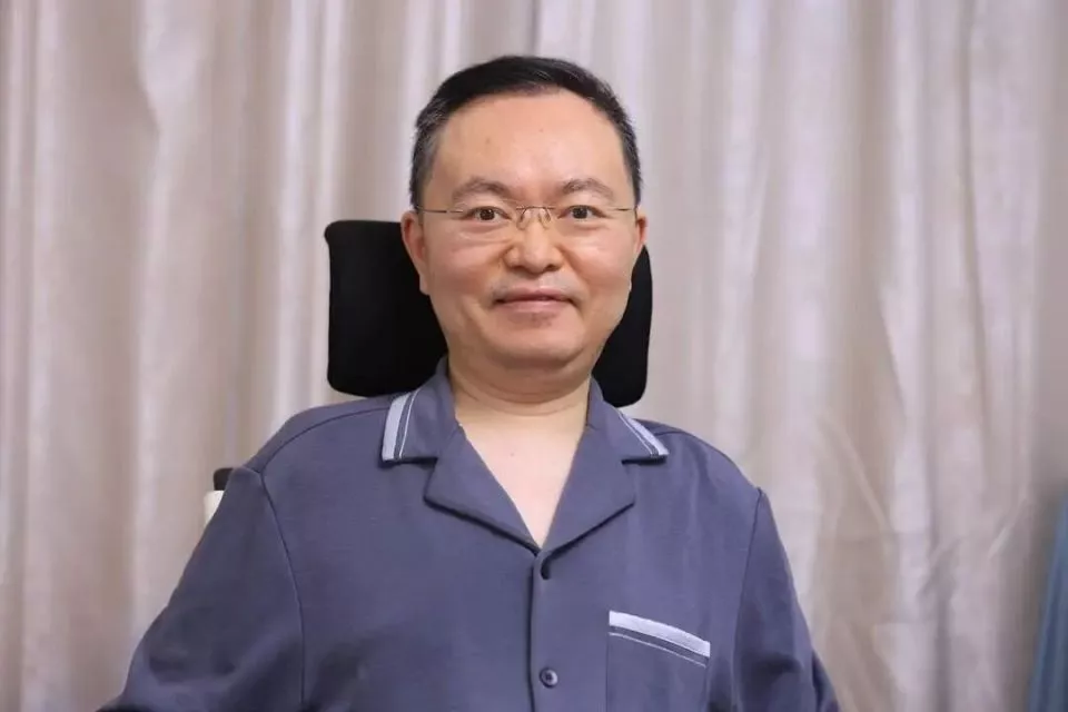 “吃饭喝水都像战斗”！“抗冻”第七年，蔡磊已完全失语