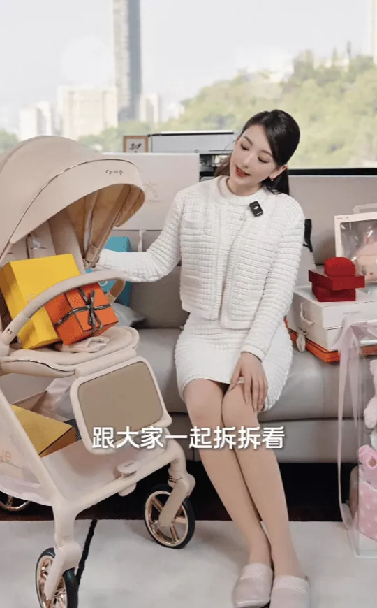 方媛晒3胎女儿满月礼！金锁玉镯多到放不下