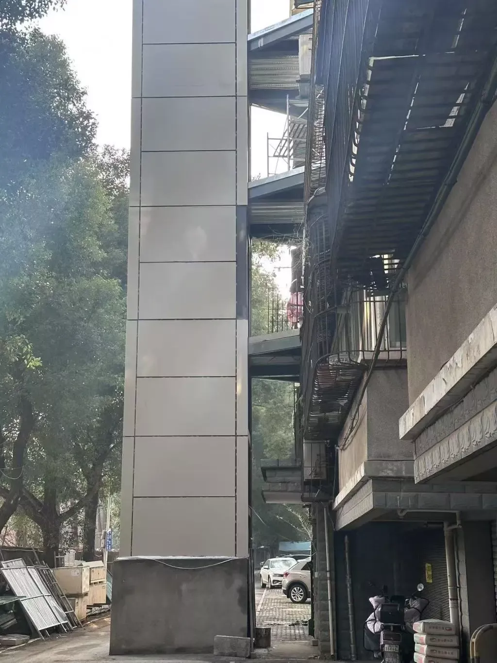 88岁老人9年骨折7次，家门口的电梯却与她无关