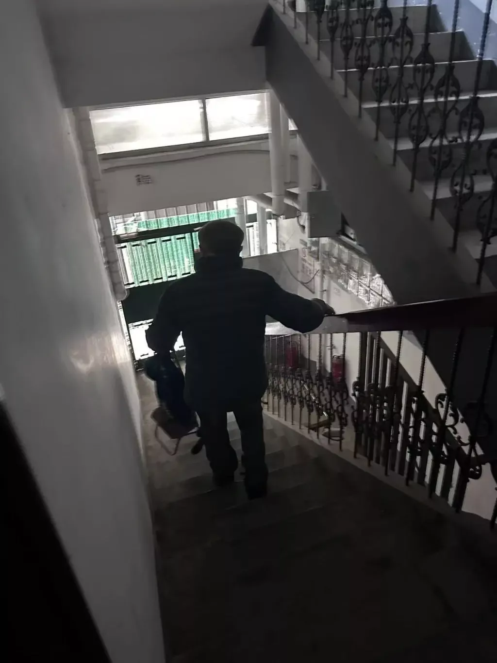 唐礼下楼外出就医