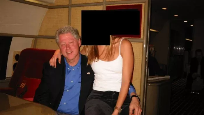 美国司法部发布的爱泼斯坦档案,比尔·克林顿与一位年轻女性合影。