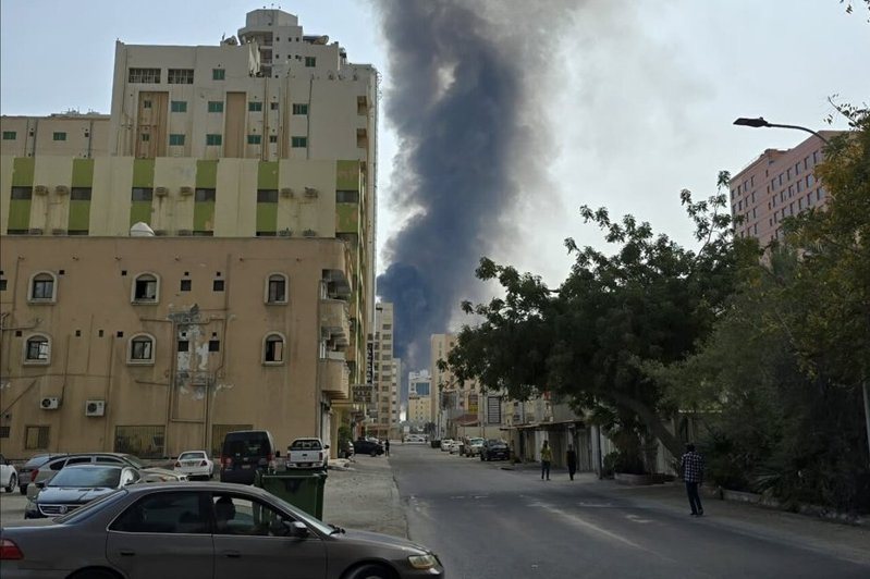 伊朗28日反击美国及以色列攻势，巴林等驻有美军基地的国家成目标。 P姓科技业者指出，伊朗轰炸的后坐力大到大楼摇晃，仿佛地震，街上浓烟不断。 （P姓业者提供）中央社