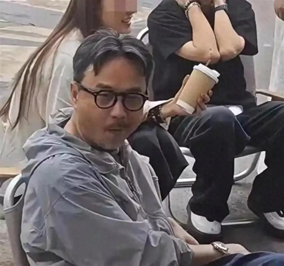 51岁汪涵现状：常年居住在长沙，穿人字拖嚼槟榔