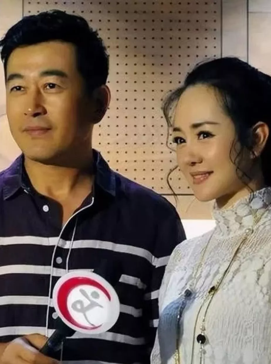 王志飞经超两家三亚过年，45岁小李琳穿粉裙甜美