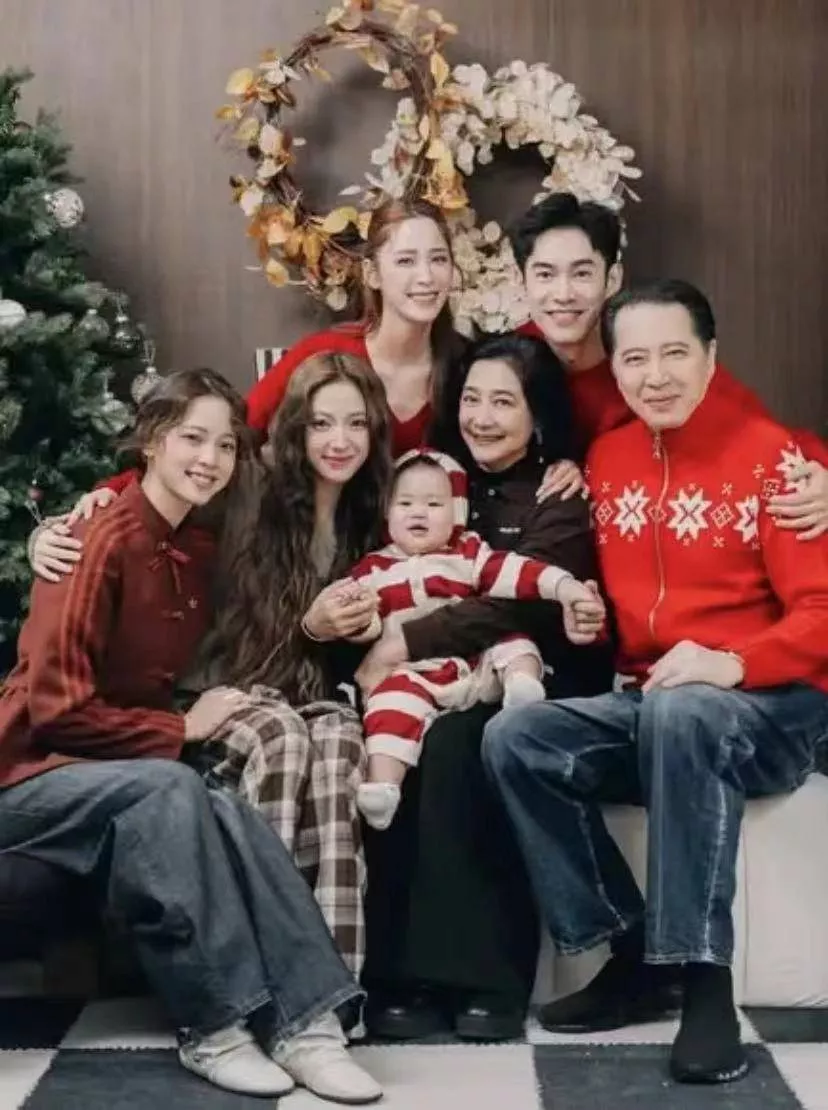 欧阳娜娜晒全家福，团宠是白白胖胖的外甥睦睦