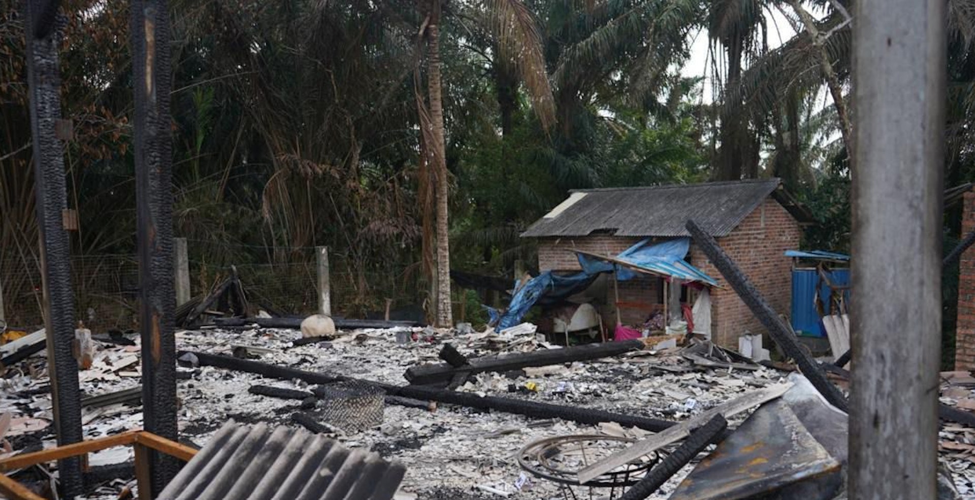 警方調查證實共有6具遺體,遺骸已經沒有皮肉,並有火燒痕迹,經警方鑒證科及法醫鑒定,推測6人已死亡最少3個月。(馬來西亞警方圖片)