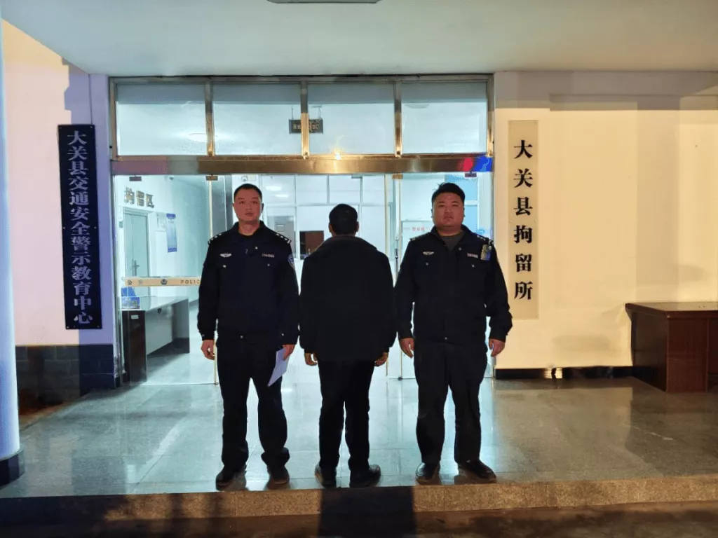 云南男子阻碍殡葬改革劝导,强迫工作人员戴孝,警方:寻衅滋事,行拘七日