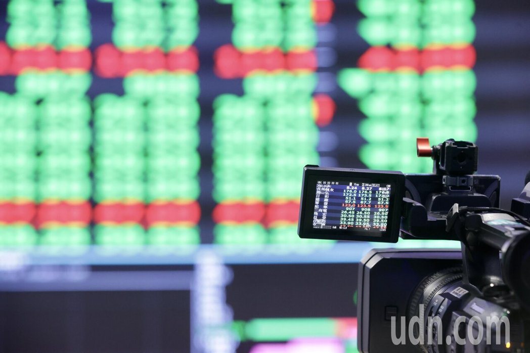 美国与以色列对伊朗发动斩首轰炸,在地缘政治冲击下,台股今天一开盘就大跌809.1... 美国与以色列对伊朗发动斩首轰炸,在地缘政治冲击下,台股今天一开盘就大跌809.1...