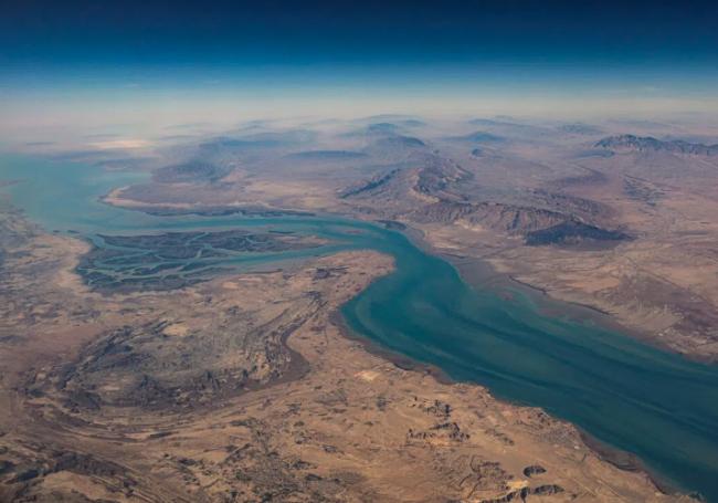 突发快讯：三艘英美油轮遭遇袭击