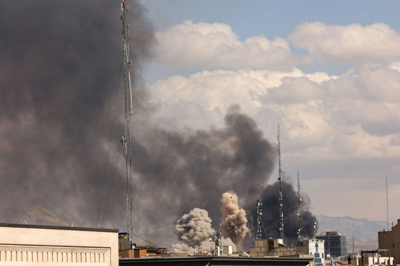 美國和以色列2月28日對伊朗發動攻擊，分析師警告，若這場戰事拖長，可能導致中東石油和天然氣供應受阻與價格飆升，中國將成為最大輸家。（路透）