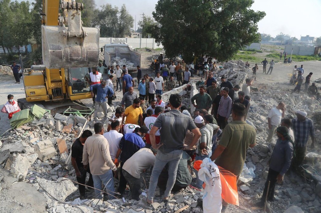 美国和以色列2月28日对伊朗发动军事行动,大陆学者认为,美方此举意在掌控全球石油... 美国和以色列2月28日对伊朗发动军事行动,大陆学者认为,美方此举意在掌控全球石油...