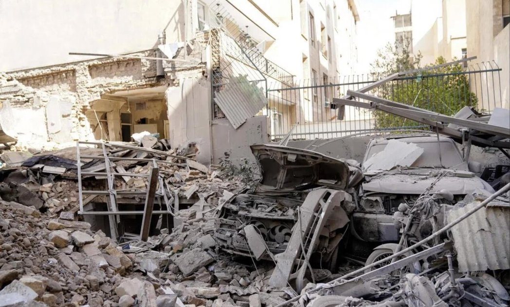 伊朗媒体提供的照片显示,首都德黑兰一个街角,上星期六(2月28日)遭到飞弹袭击后... 伊朗媒体提供的照片显示,首都德黑兰一个街角,上星期六(2月28日)遭到飞弹袭击后...