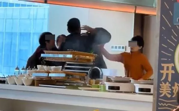 母子酒店自助餐打包被阻 狂殴女职员：我付了钱！