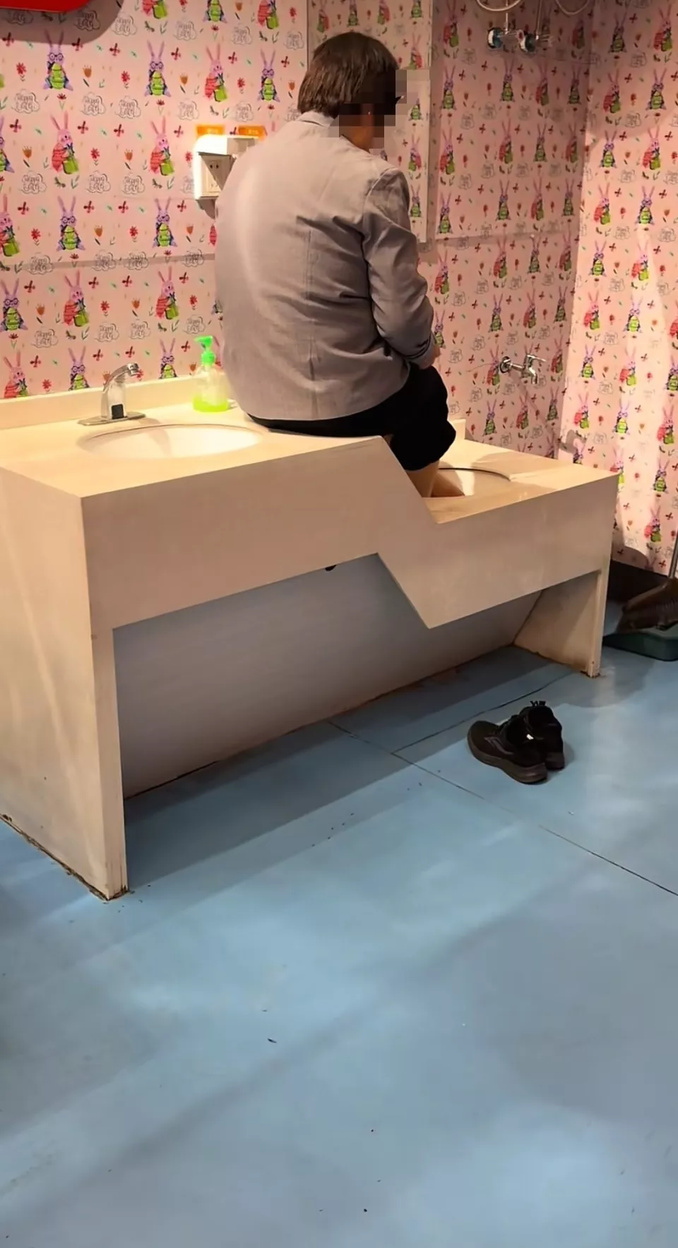 车站保洁员坐在母婴室洗手池泡脚,车站人员:已辞退