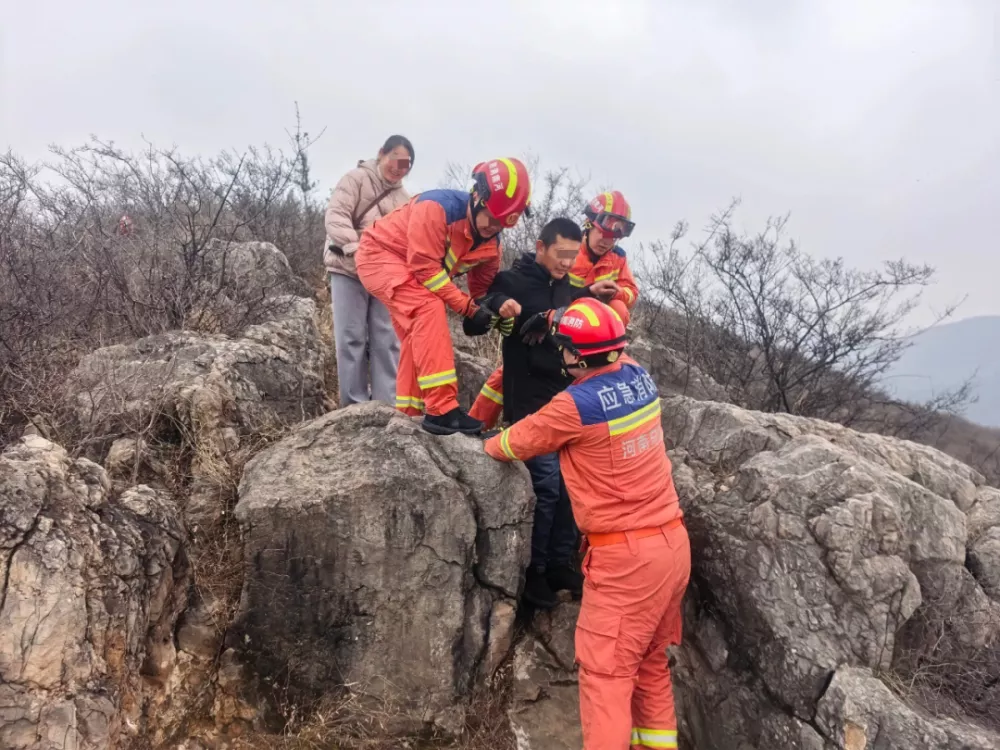 男子爬山因恐高报警求助，被指“浪费救援资源”