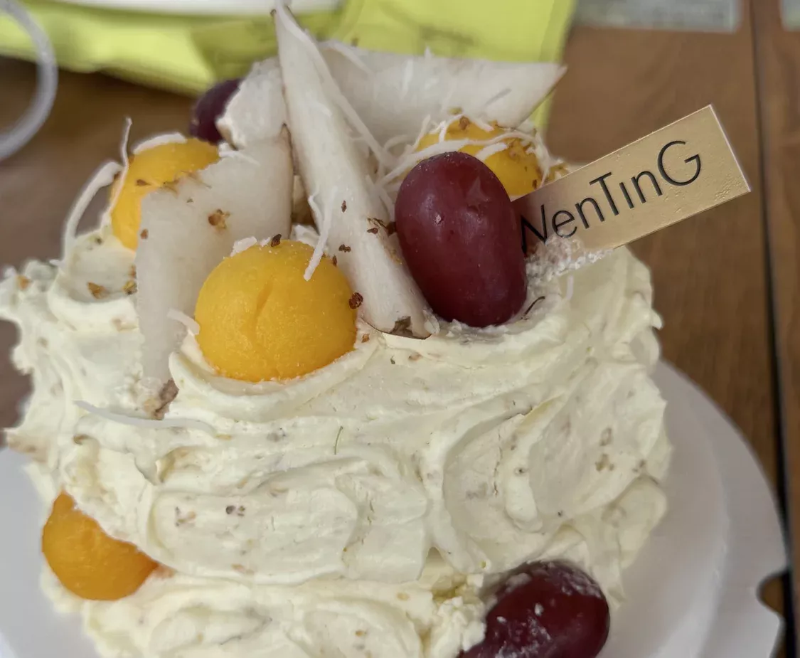 初代同事给小余过生日。受访者供图