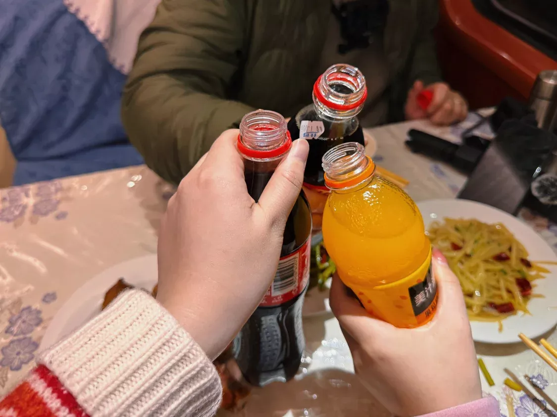 每一年都会相约见面的“初代同事”们。受访者供图