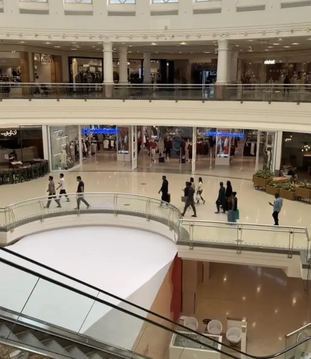 滞留中东中国旅客:有人包车夜逃 有人静待“天晴”