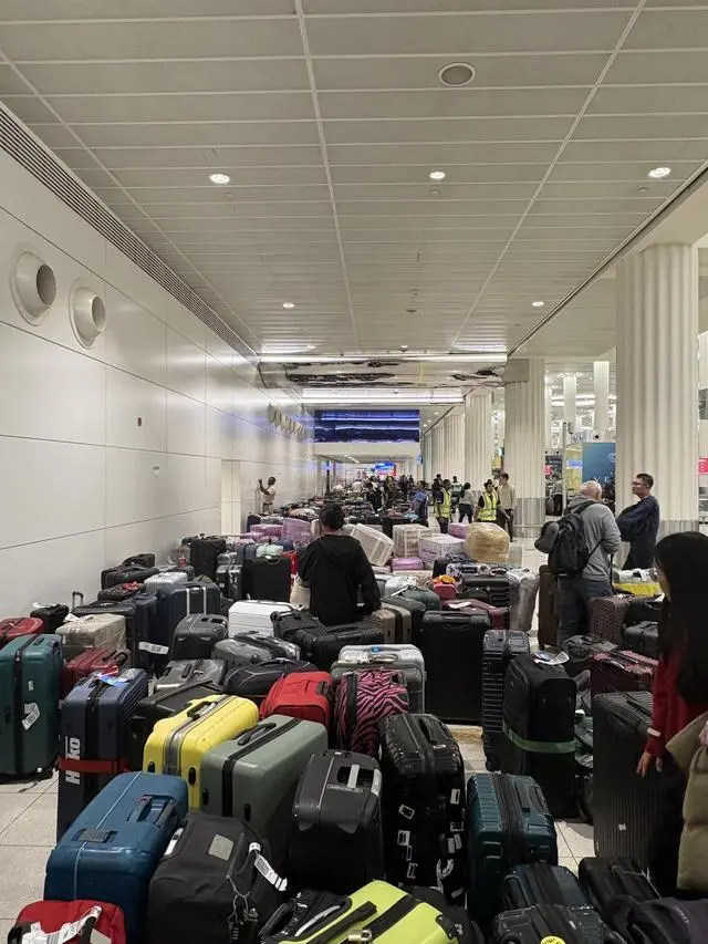 2月28日王先生滞留机场时拍摄的照片,满地是旅客的行李箱 受访者供图