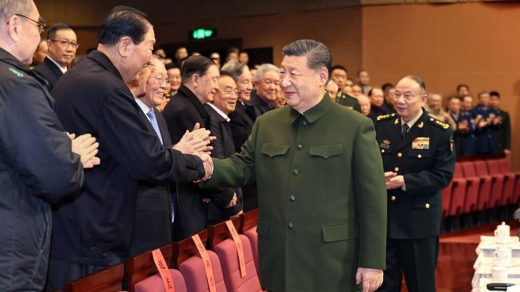 习近平出席中央军委慰问驻京部队老干部文艺演出张升民一同观看- RFI - 法国国际广播电台