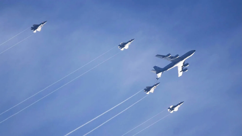 美军B-52轰炸机与战机编队飞行。美国近期持续向中东部署更多空中兵力,空战规模不断扩大。 (图取自X / Eugenia Golding)