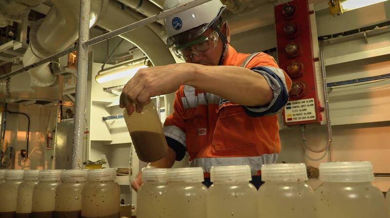 开采出的稀土泥将先在南鸟岛进行海水分离处理,再运往日本本土进行精炼。 (美联社)