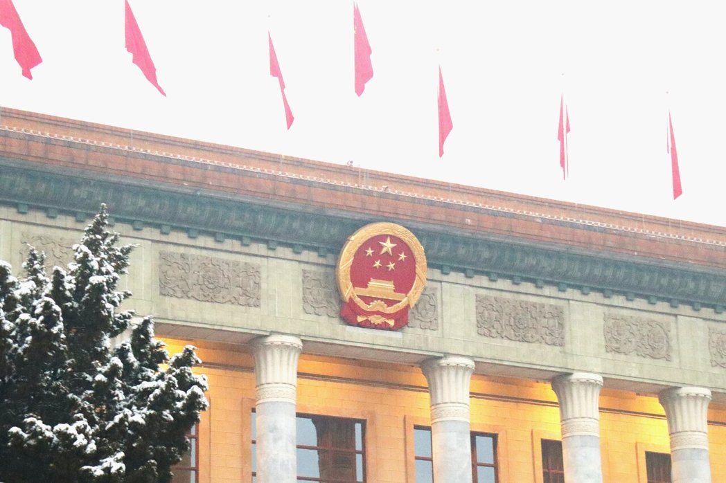 大陆两会期间公布了十五五规划纲要草案。图为5日清晨下雪的北京人民大会堂。(记者廖... 大陆两会期间公布了十五五规划纲要草案。图为5日清晨下雪的北京人民大会堂。(记者廖...