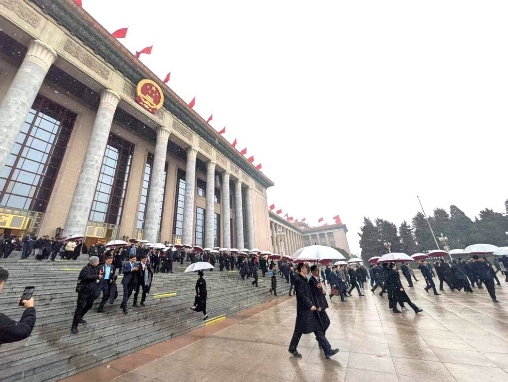 大陆十四届全国人大四次会议预备会议4日上午举行,图为中午散会时代表们步出会场。(... 大陆十四届全国人大四次会议预备会议4日上午举行,图为中午散会时代表们步出会场。(...