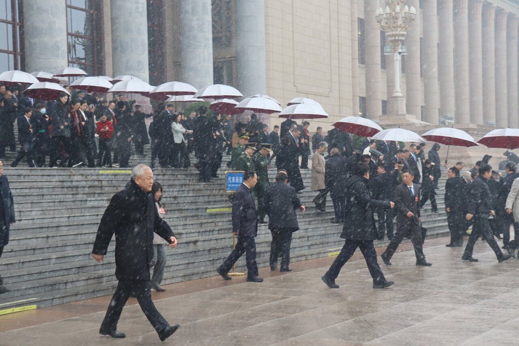 大陆十四届全国人大四次会议预备会议4日上午举行,会后因户外下起大雪,代表们离场纷... 大陆十四届全国人大四次会议预备会议4日上午举行,会后因户外下起大雪,代表们离场纷...