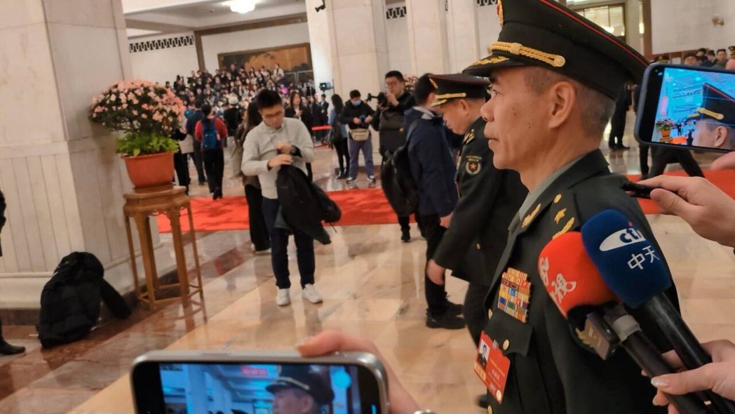 多位共军将领5日步入大陆人大会场时,都非常低调,没有回应媒体提问。(记者廖士锋/... 多位共军将领5日步入大陆人大会场时,都非常低调,没有回应媒体提问。(记者廖士锋/...