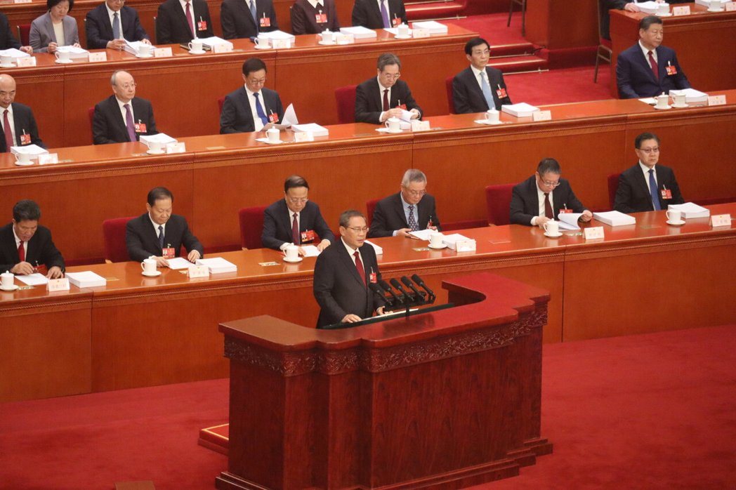 大陆总理李强5日上午在人大会议作政府工作报告。(记者廖士锋/摄影) 大陆总理李强5日上午在人大会议作政府工作报告。(记者廖士锋/摄影)