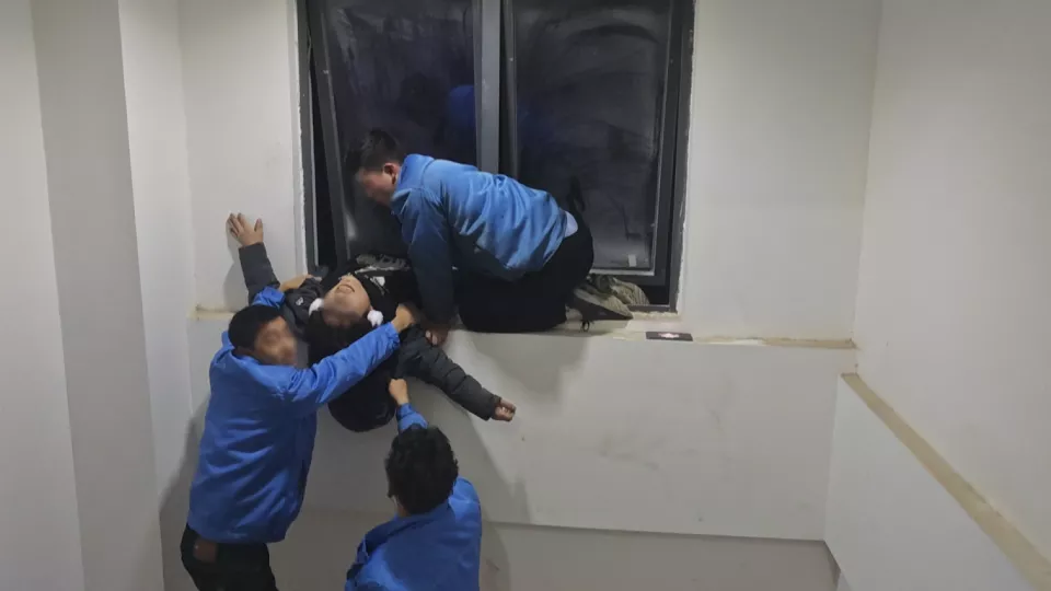 抽支烟的工夫，男子竟被窗户拦腰“封印”