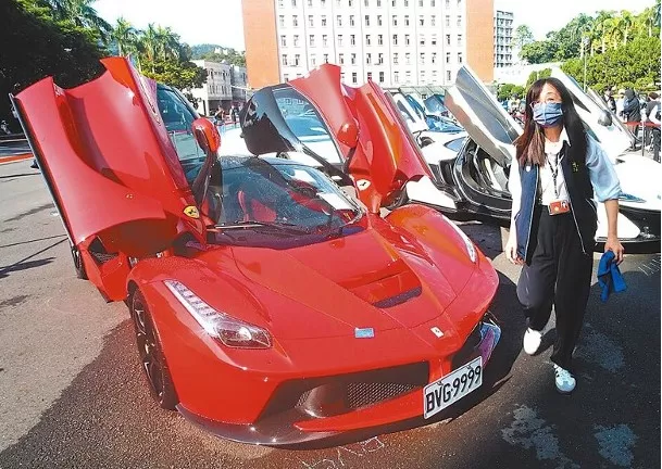 诈骗集团太子集团名下33辆豪车拍卖，当天共拍出24辆