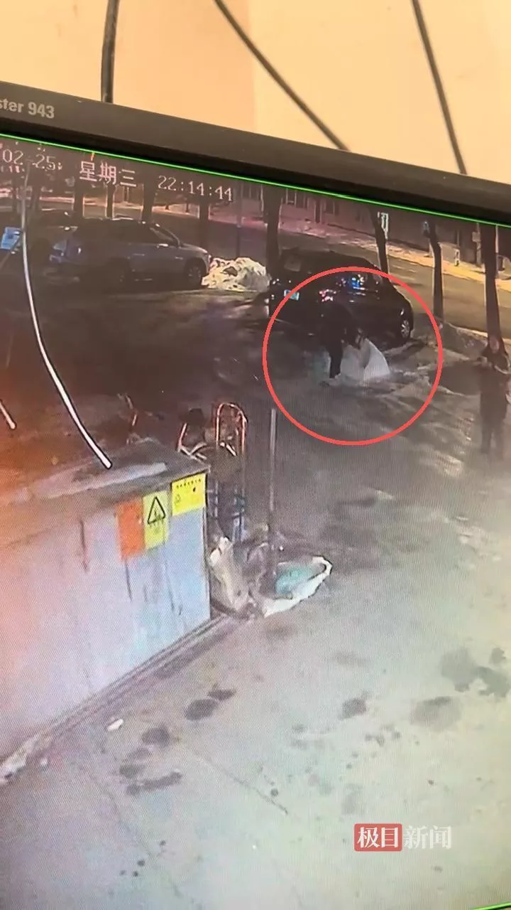 手串店门口杂物被烟花引燃,路过男子抱雪人灭火后离开