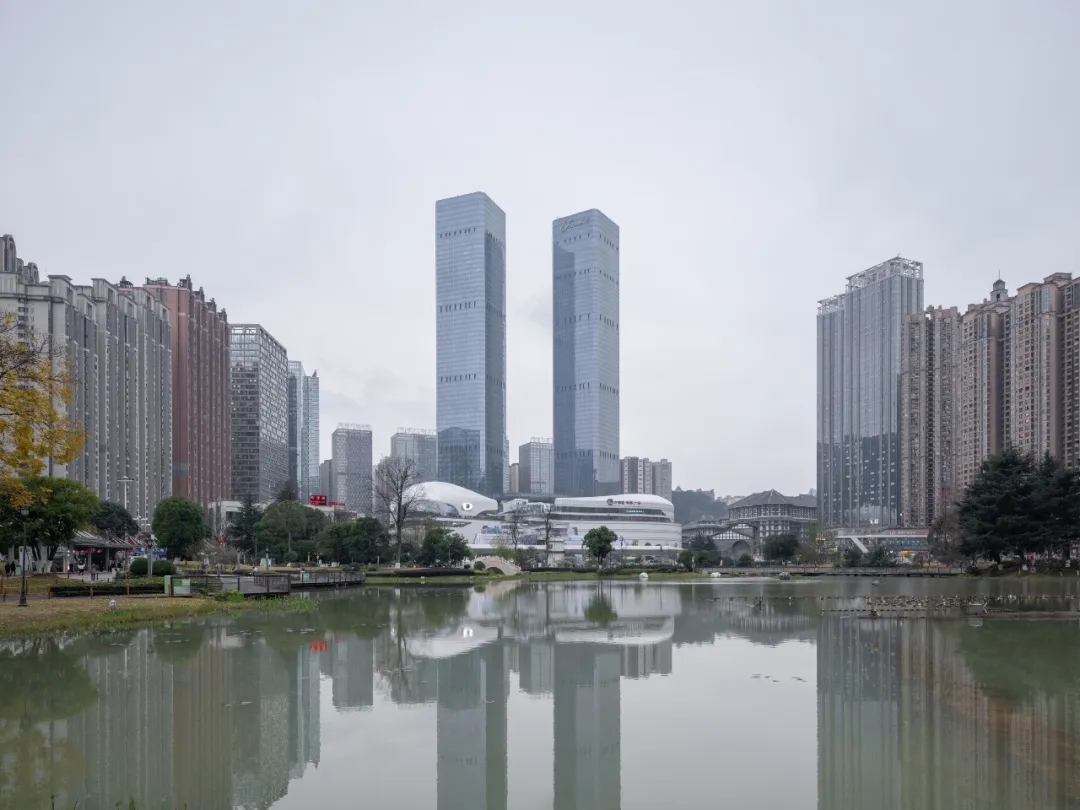 见证27亿“白宫” 中国有个魔幻的亚洲最大社区