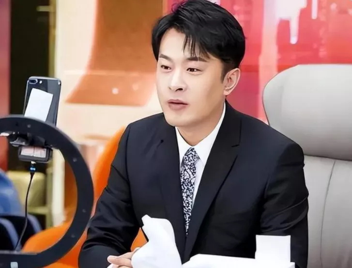 辛巴财富自由,退网后前往美国居住,发生交通事故被网友偶遇