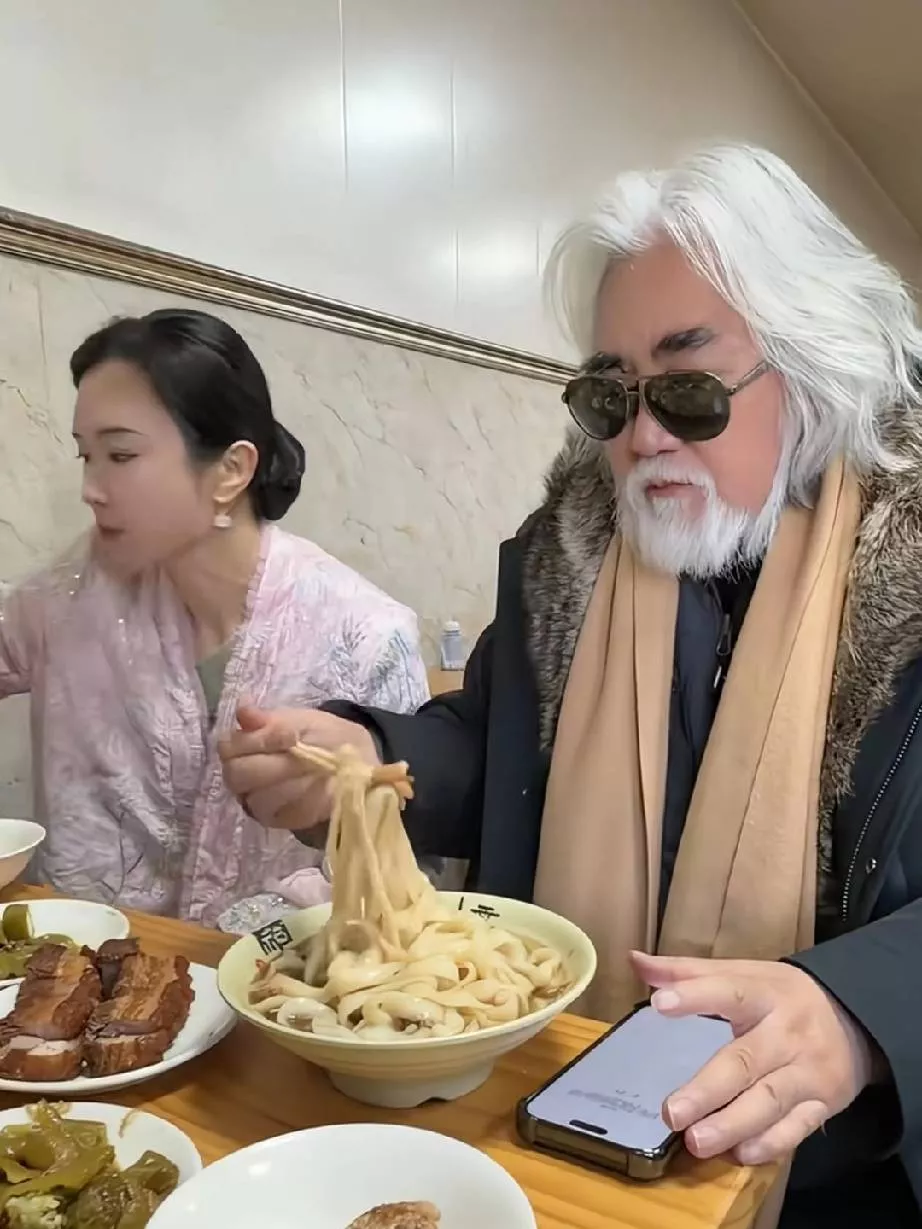 张纪中带着妻子一家人游玩，丈母娘首次曝光