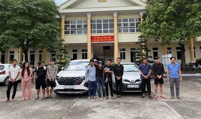 女子被持刀绑架，但她在绑匪吃午饭时该女子趁机逃脱