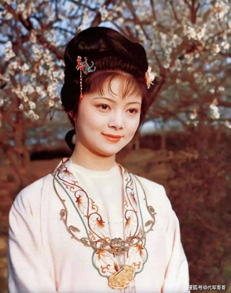 60岁张莉近况曝光！曾因投资失败暴瘦20多斤 未婚未育…