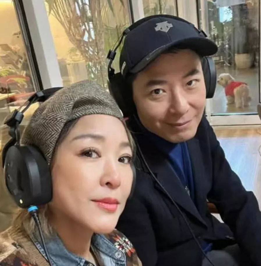 街头牵手!李静回应陪戴军过年,成年人最缺的就是这种知己