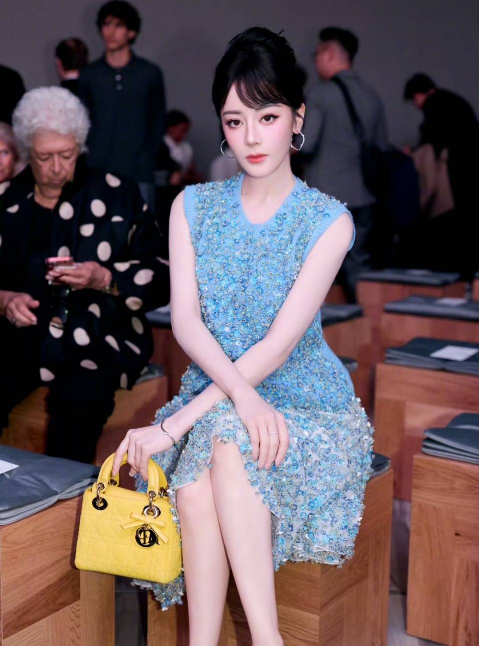 滞留中东的明星百态:迪丽热巴报平安,黄渤躲过一劫,李茂花7000元租车逃离