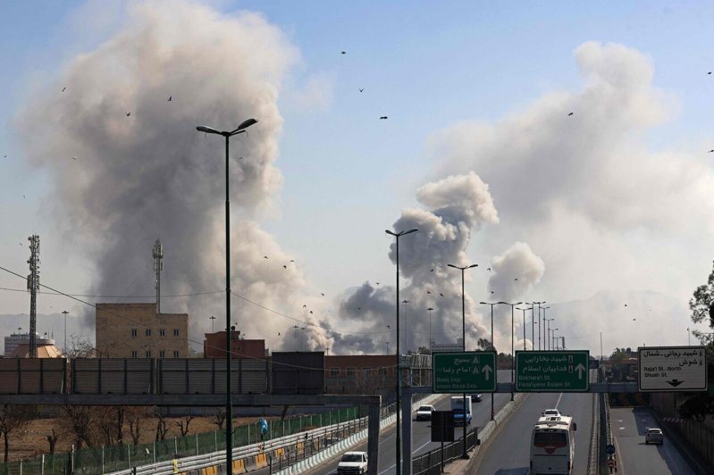图为伊朗首都德黑兰遭空袭后冒出的浓烟。 法新社