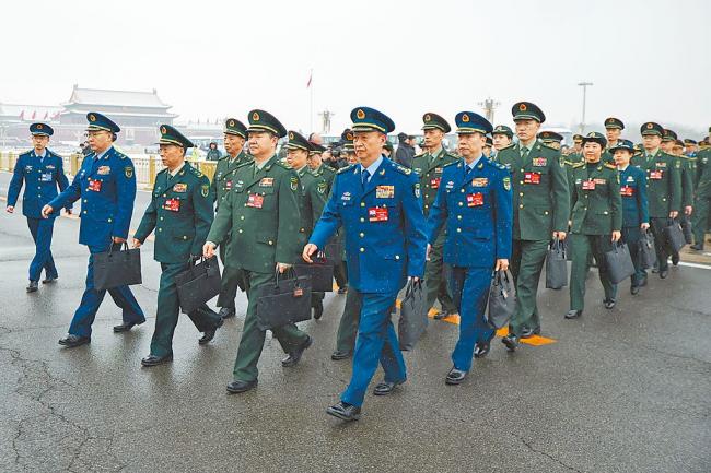 人民大会堂外  这些人排队冻得瑟瑟发抖