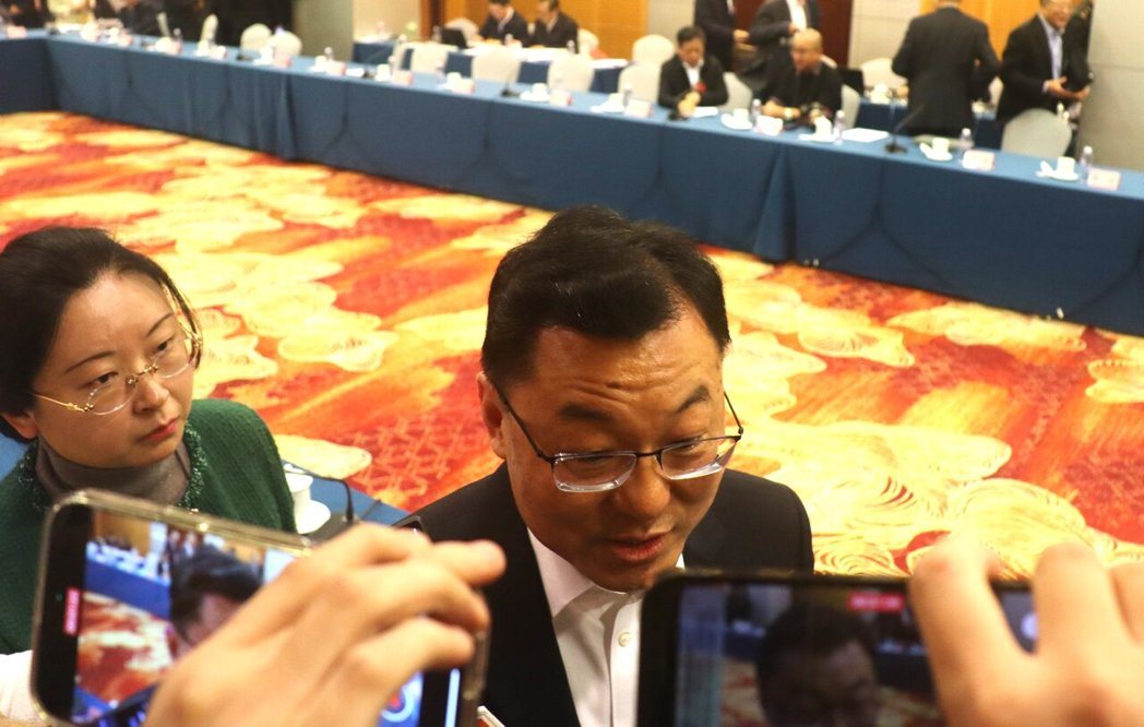 大陆驻美大使谢锋5日下午在政协小组驻地北京铁道大厦举行的开放活动上接受媒体采访。... 大陆驻美大使谢锋5日下午在政协小组驻地北京铁道大厦举行的开放活动上接受媒体采访。...