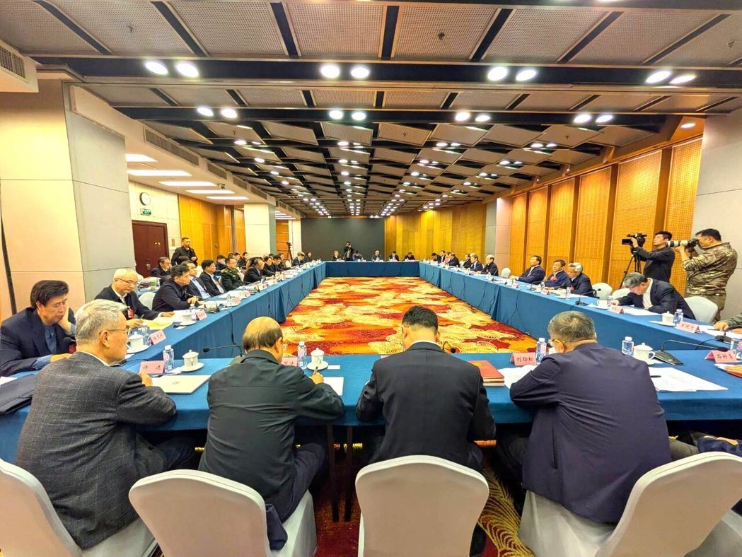 多位大陆驻外大使5日下午出席政协对外友好界的小组会议。(记者廖士锋/摄影) 多位大陆驻外大使5日下午出席政协对外友好界的小组会议。(记者廖士锋/摄影)