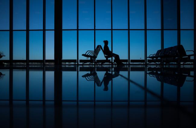 俄居留新规落地引发回国潮 中俄航线机票大涨