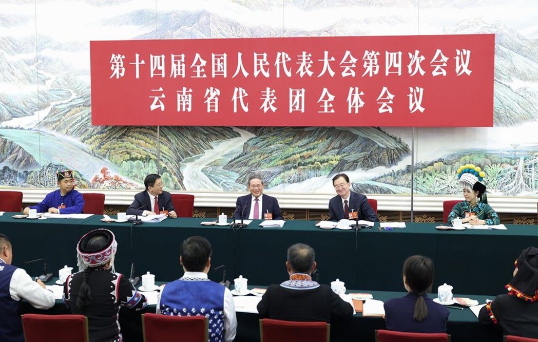 大陆国务院总理李强5日下午来到他所在的云南代表团,与代表们一起审议政府工作报告。... 大陆国务院总理李强5日下午来到他所在的云南代表团,与代表们一起审议政府工作报告。...