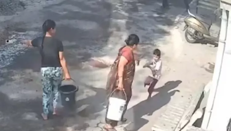 女子因孙子向她身上喷洒颜料，怒而向孙子泼滚烫热水