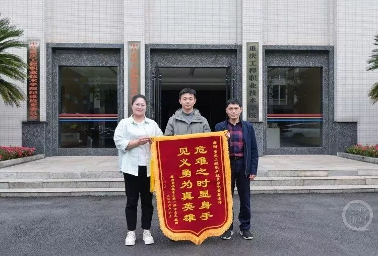 救下女子后他伸出手指让其咬住 给了她第二次生命！